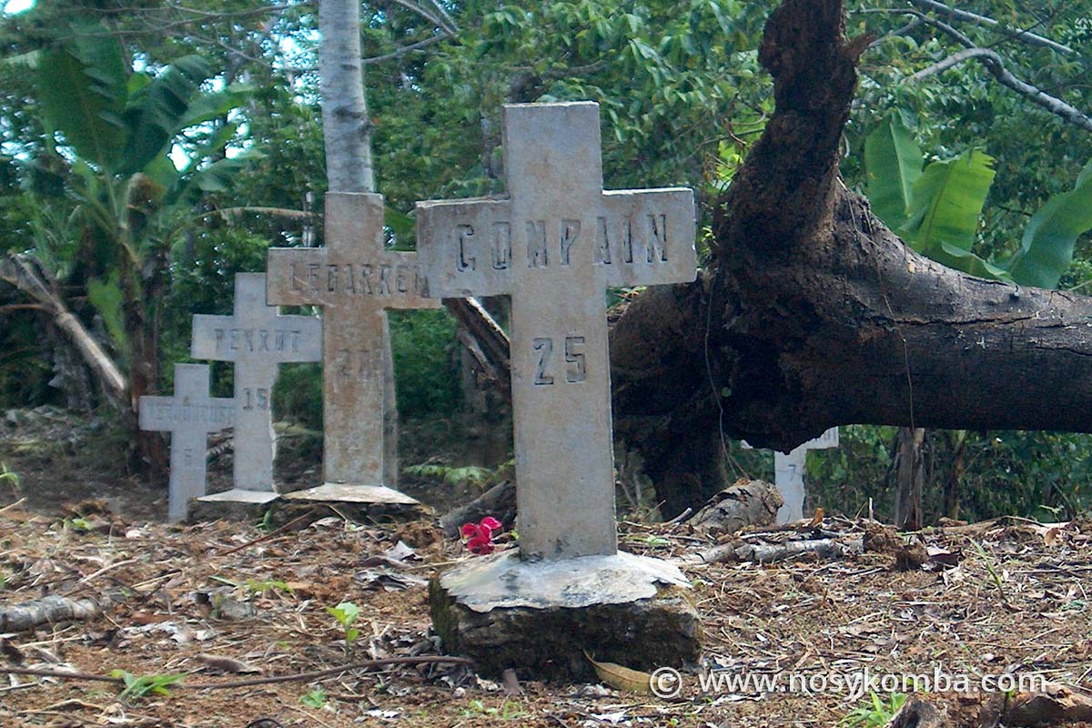 le cimetière et les tombes de sarodrano à nosy-komba