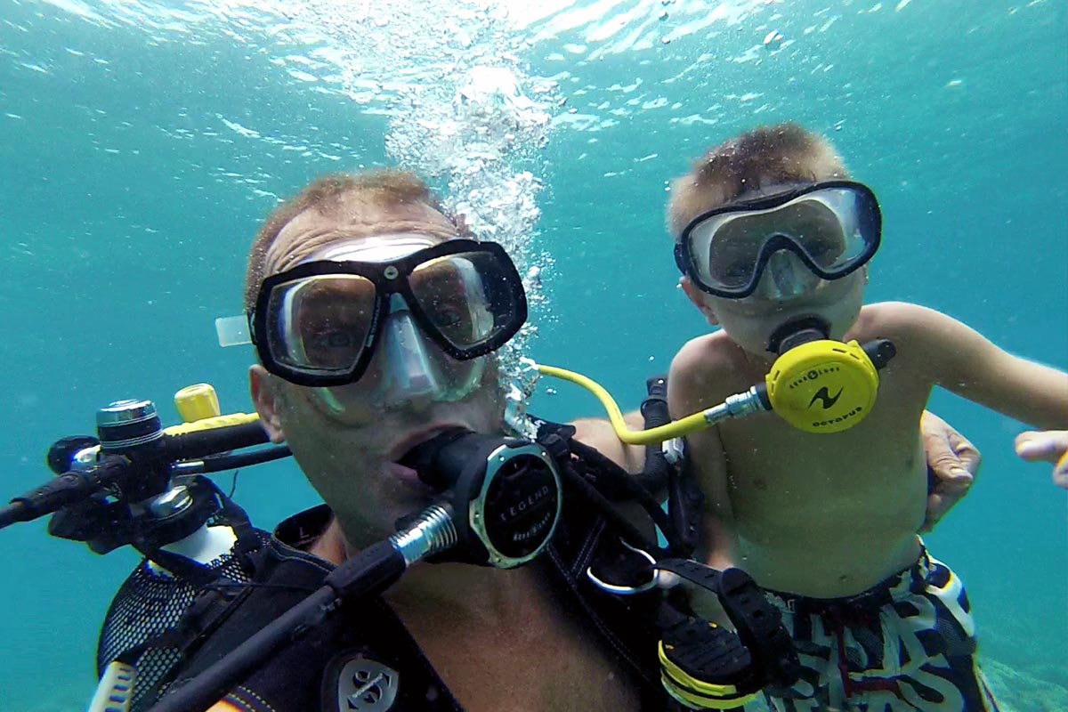 plongée sous-marine avec un enfant