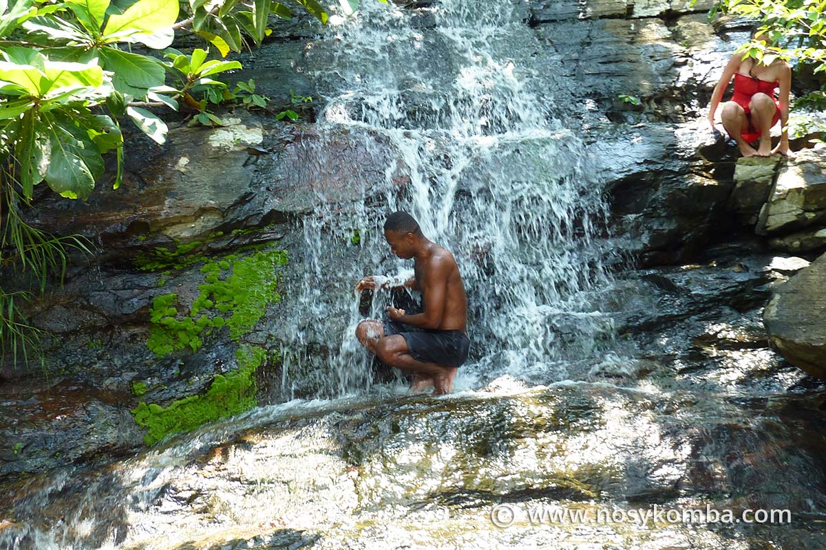 un homme se baigne dans une cascade